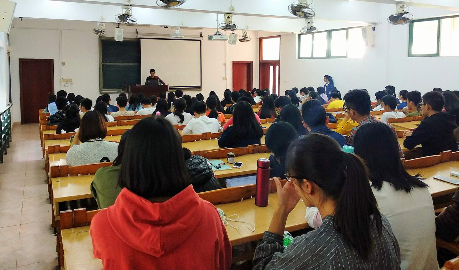 摄影达人教你如何拍照——我院举行 “光影、构图与实践”摄影培训 - 学生工作 - 华南师范大学职业教育学院