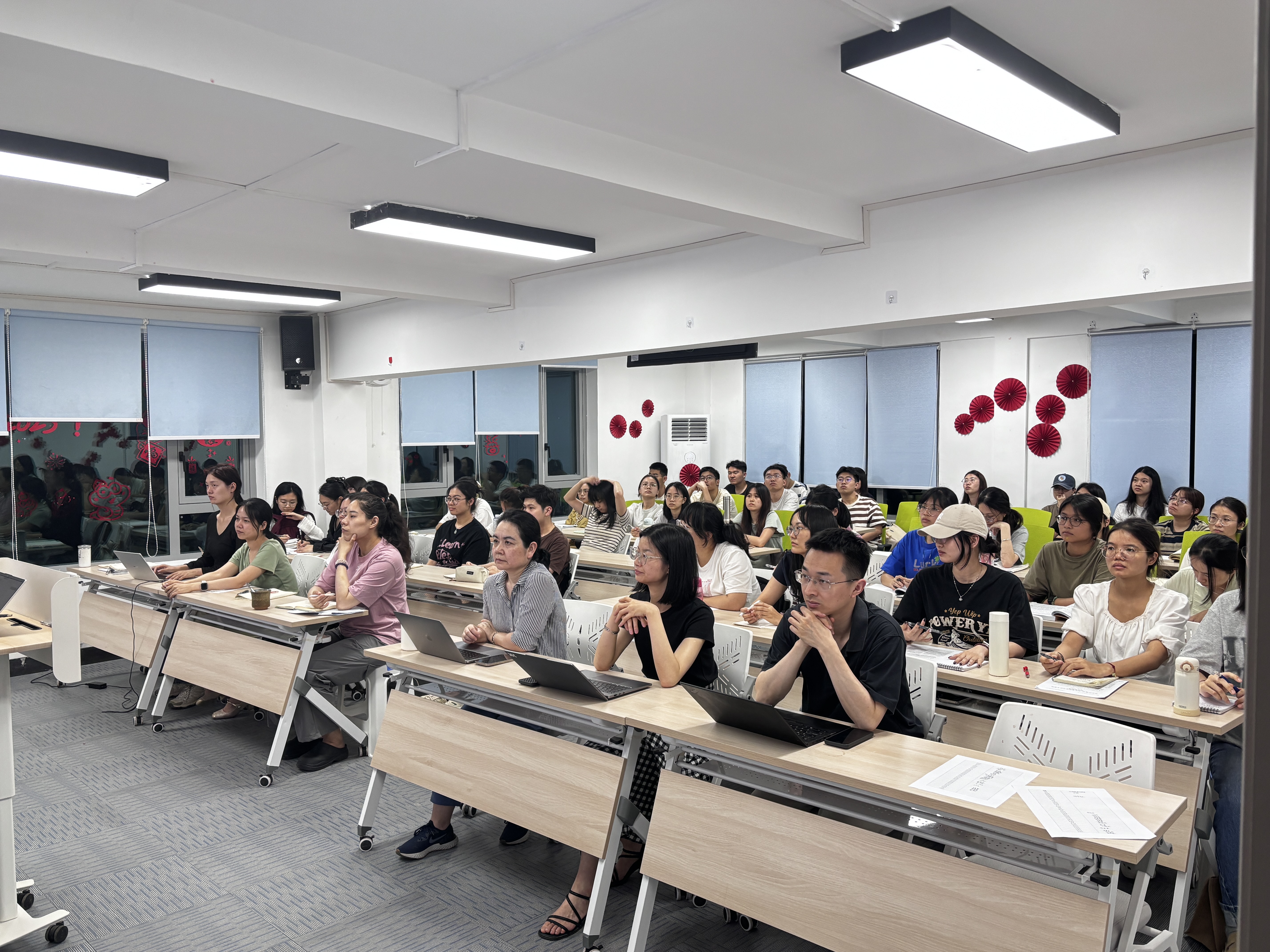 图1 团队例会.jpg