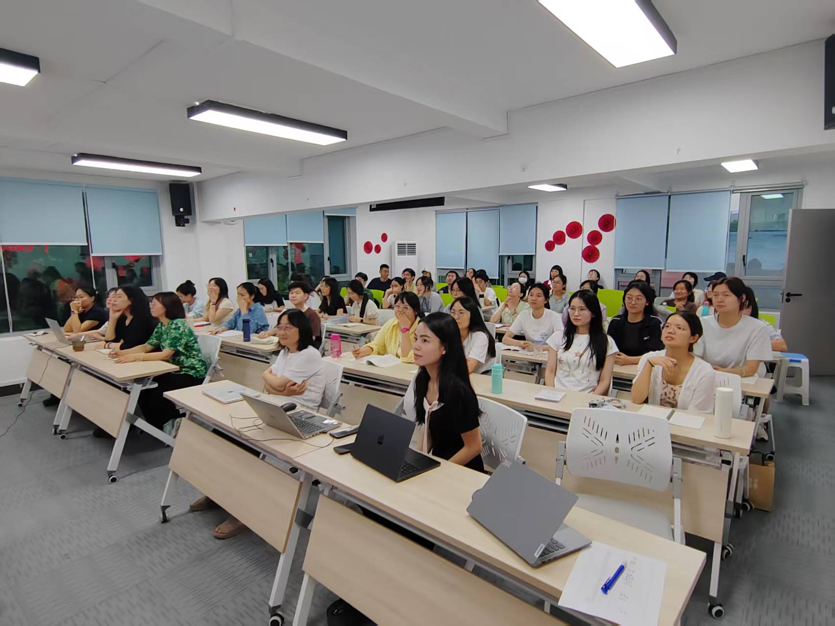 图1 例会现场.jpg