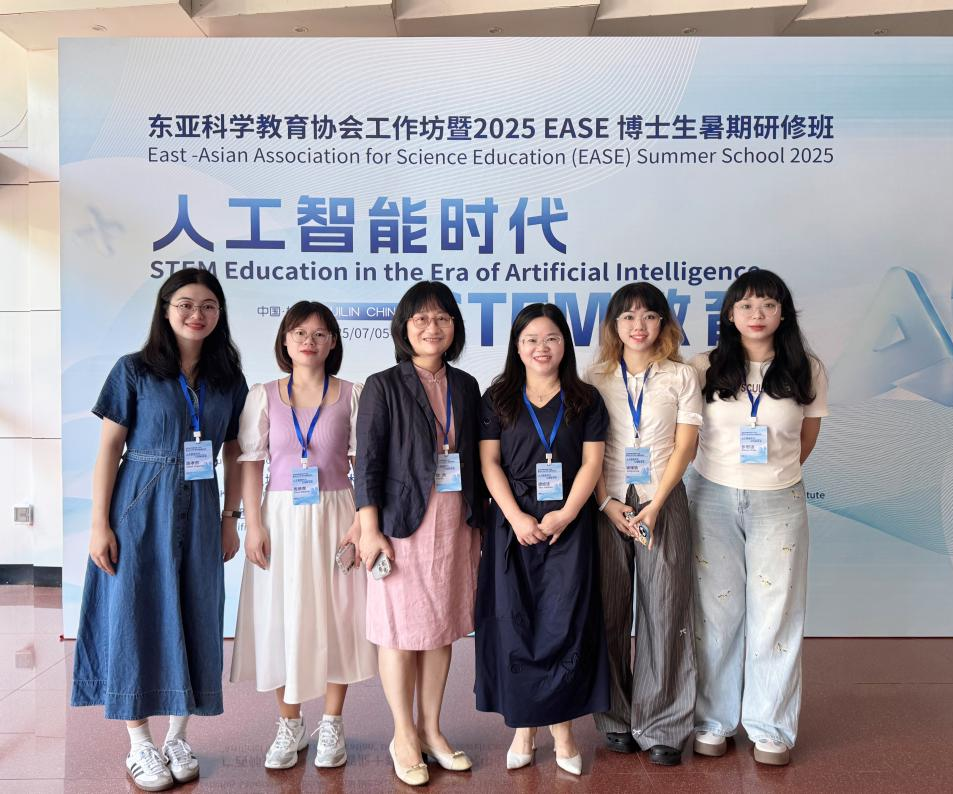 图1 与会人员合照.png