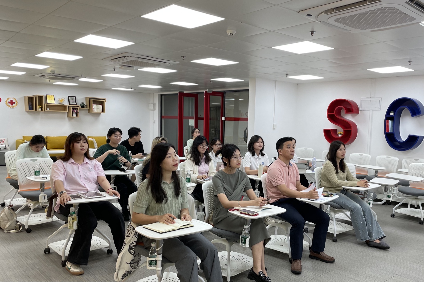 学院召开“班班有为，美美与共”兼职班主任经验分享会暨总结汇报会，助力育人效能提升