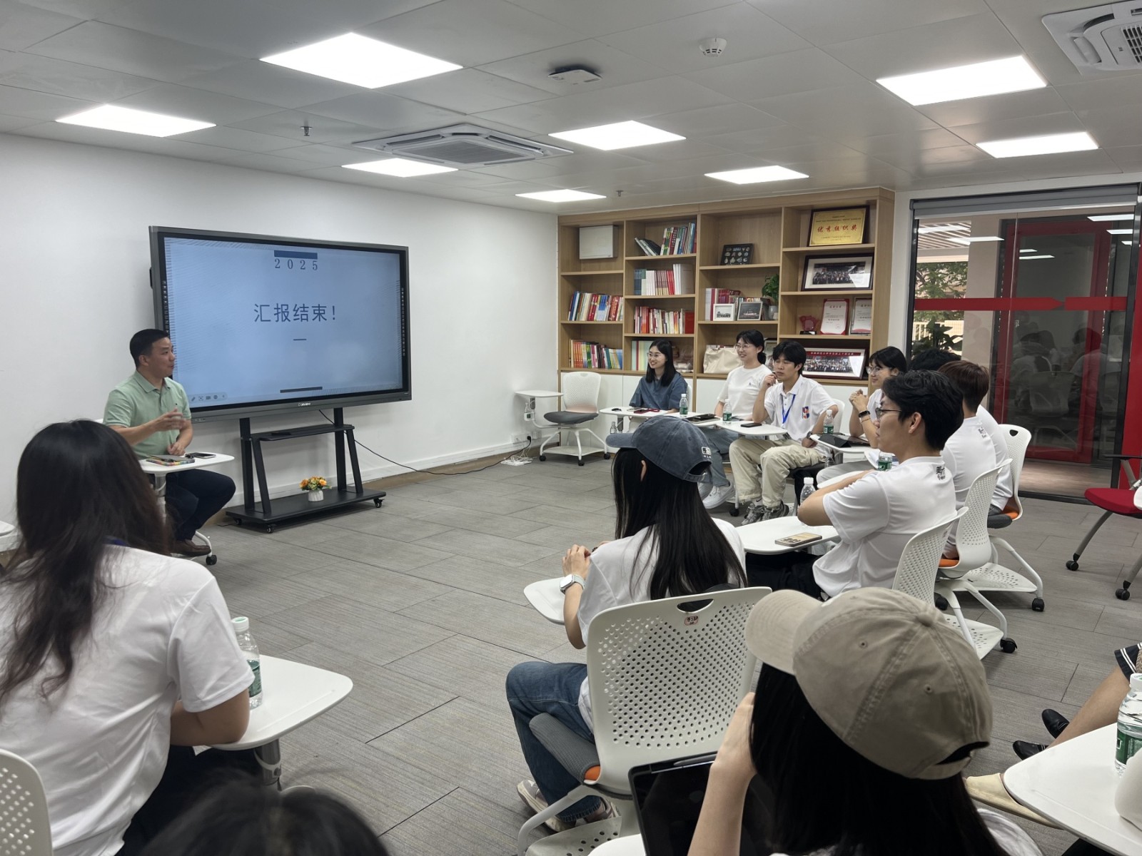 学院召开“权心权意，美院有约”青年茶话会