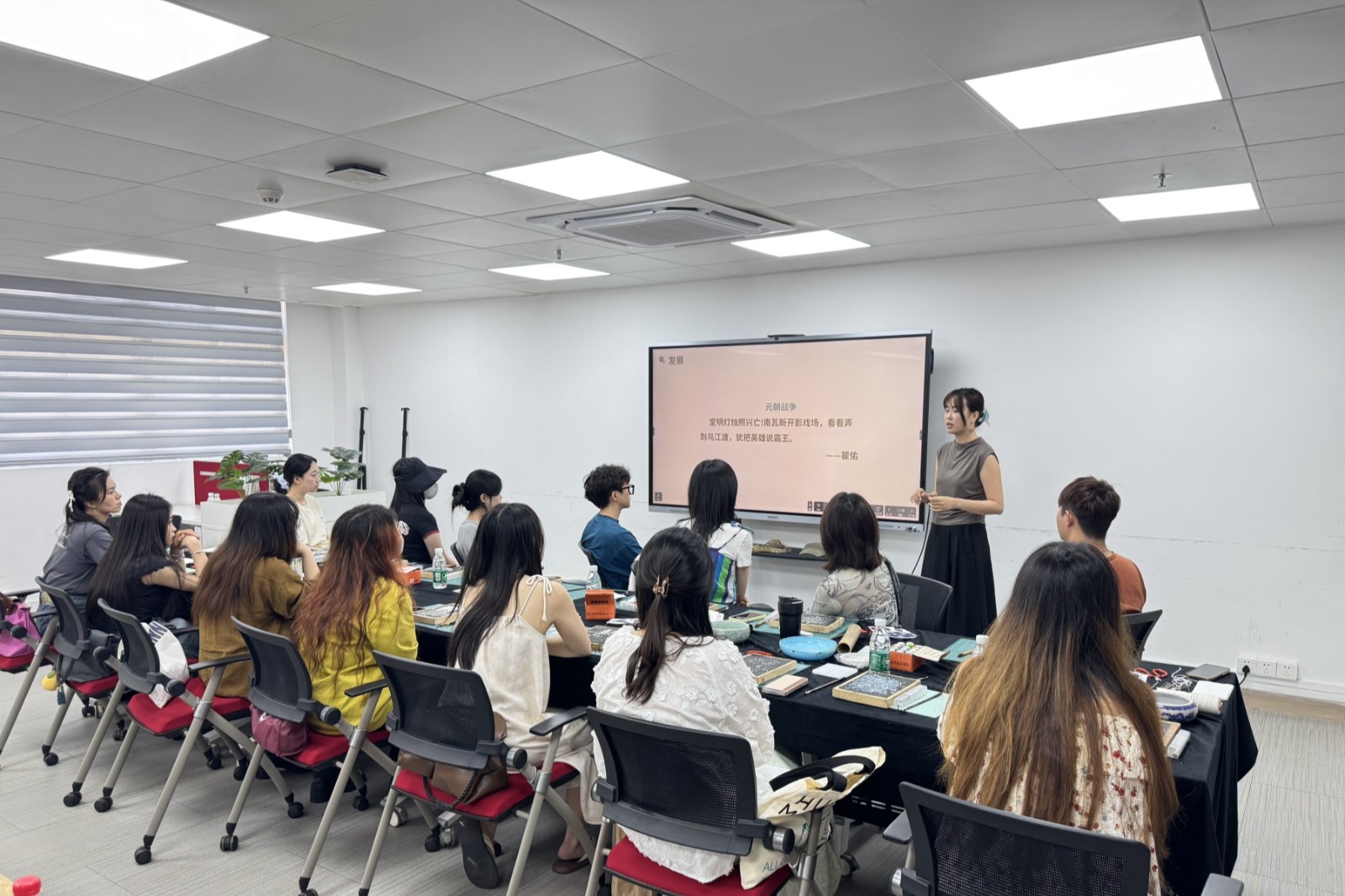 学院举办“东方影戏造物志：中国非遗皮影工作坊”，传承东方美学智慧