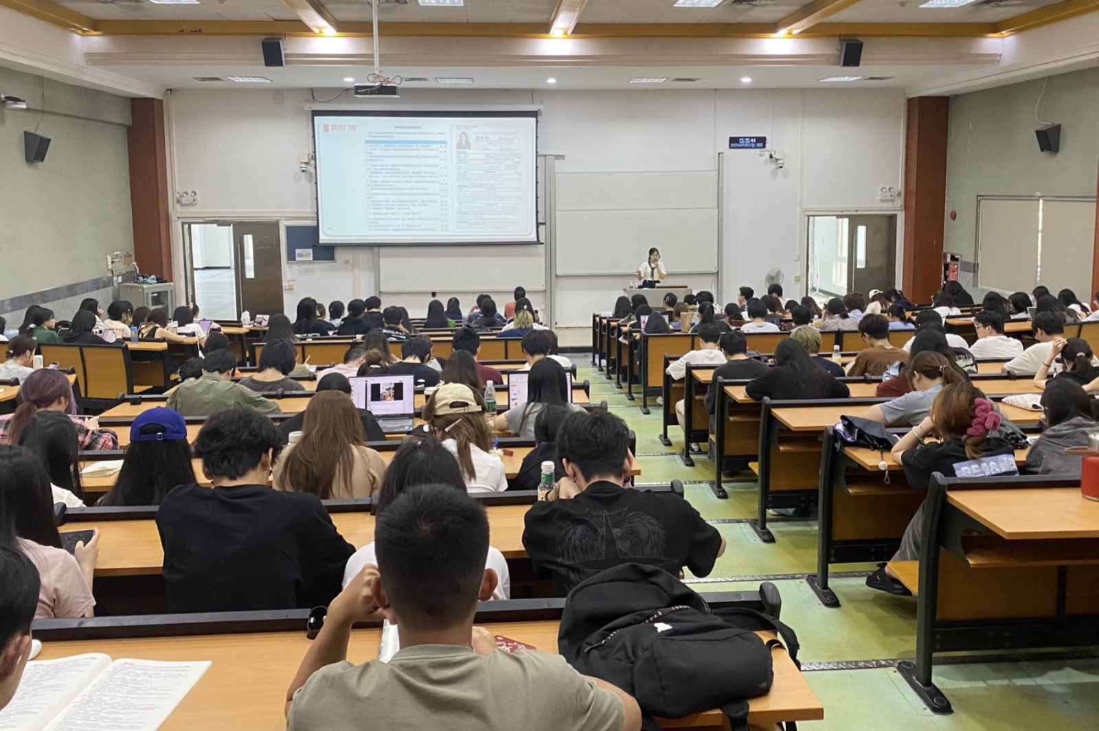 学院举办“让优秀被看见——求职简历的优化策略”专题辅导讲座