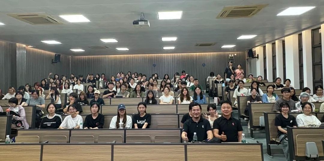 学院开展职业生涯规划教育讲座《美育人的热爱与坚守》