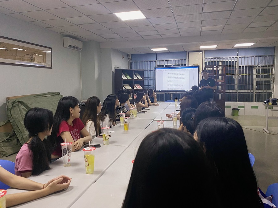 姜冬生老师为同学们讲解研究生会章程1.jpg