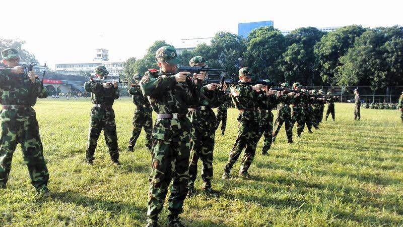 （新闻稿用）学生军训射击_副本.jpg