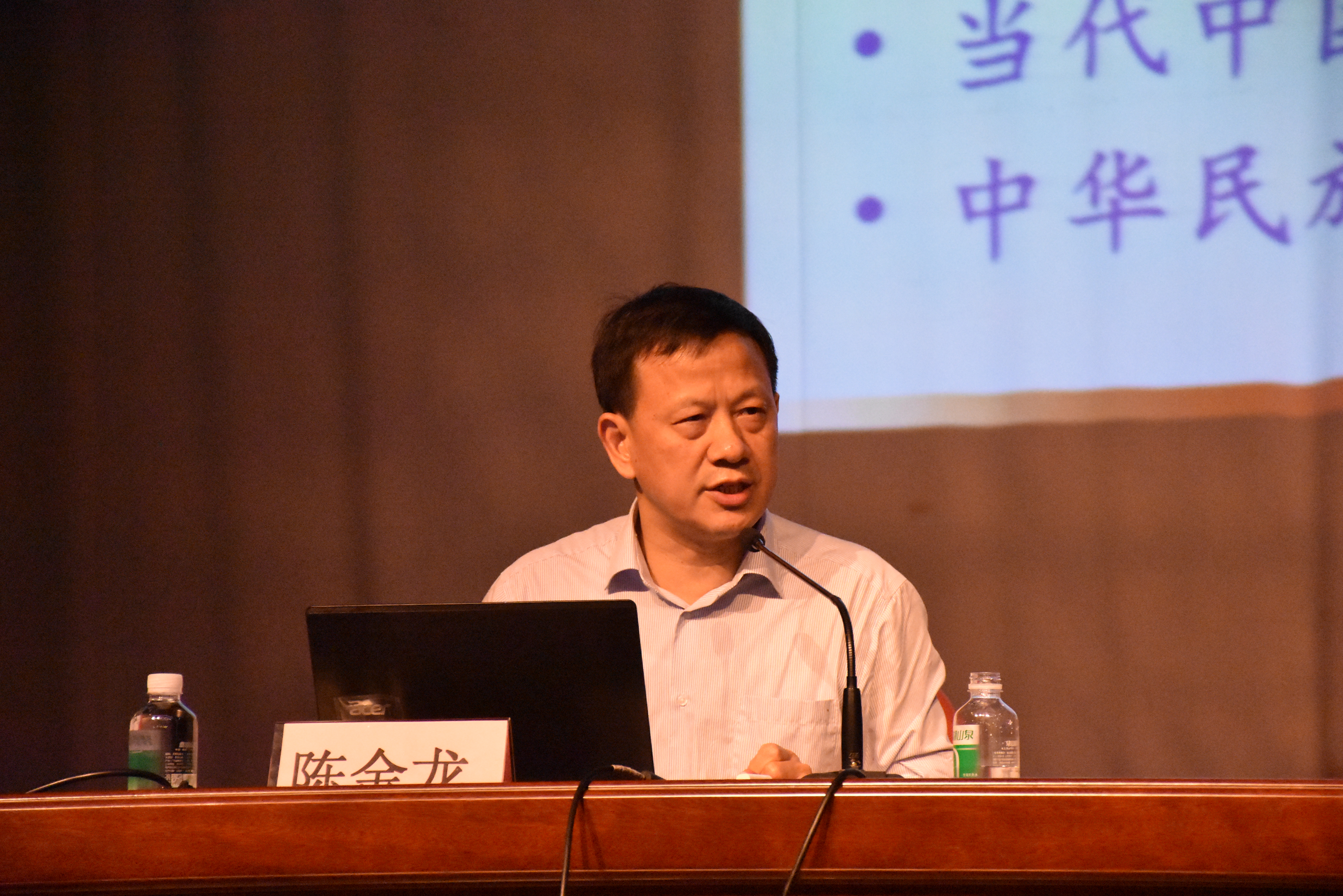 陈金龙教授为新教师作政治理论学习报告.jpg