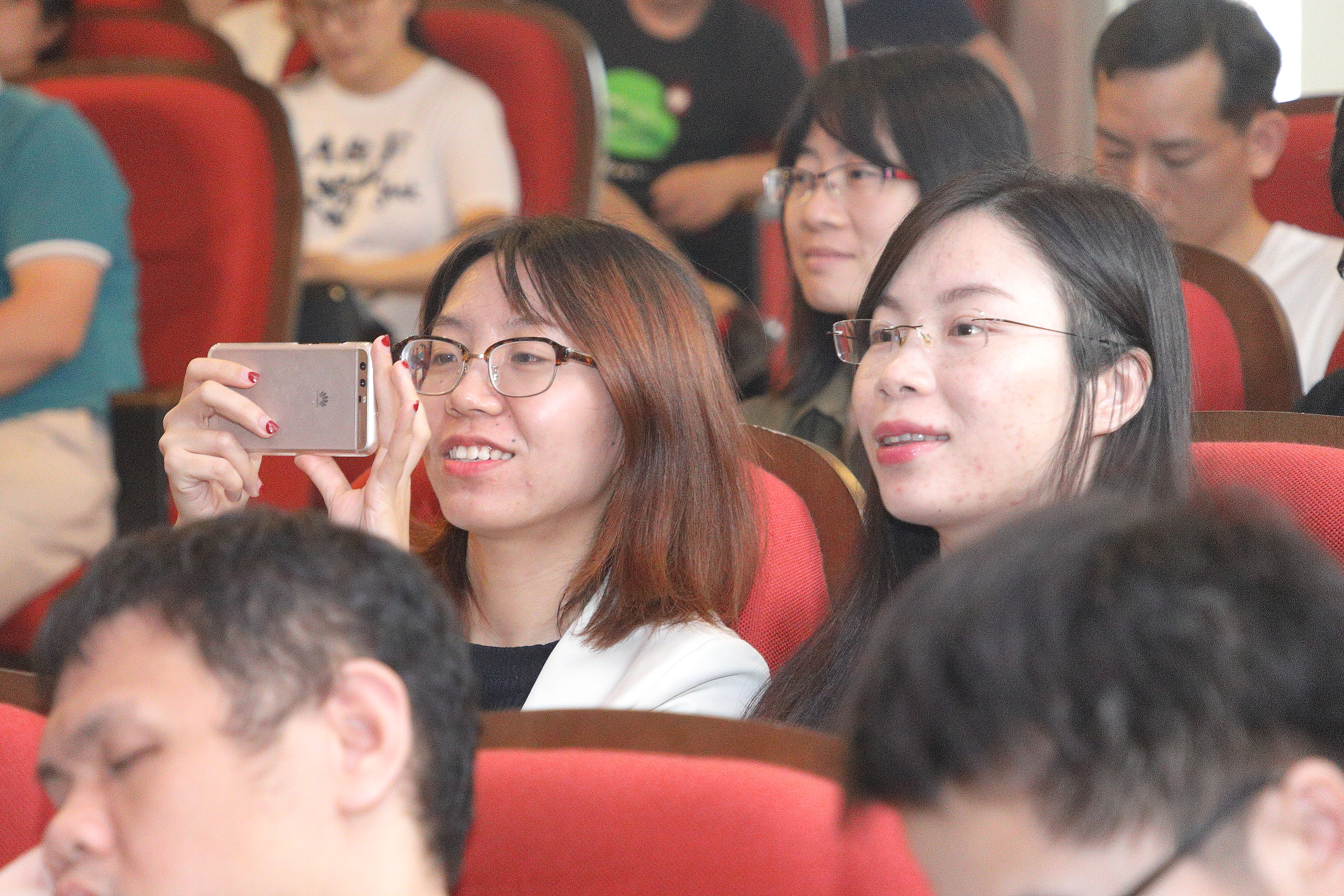 新教师认真聆听报告会2.JPG