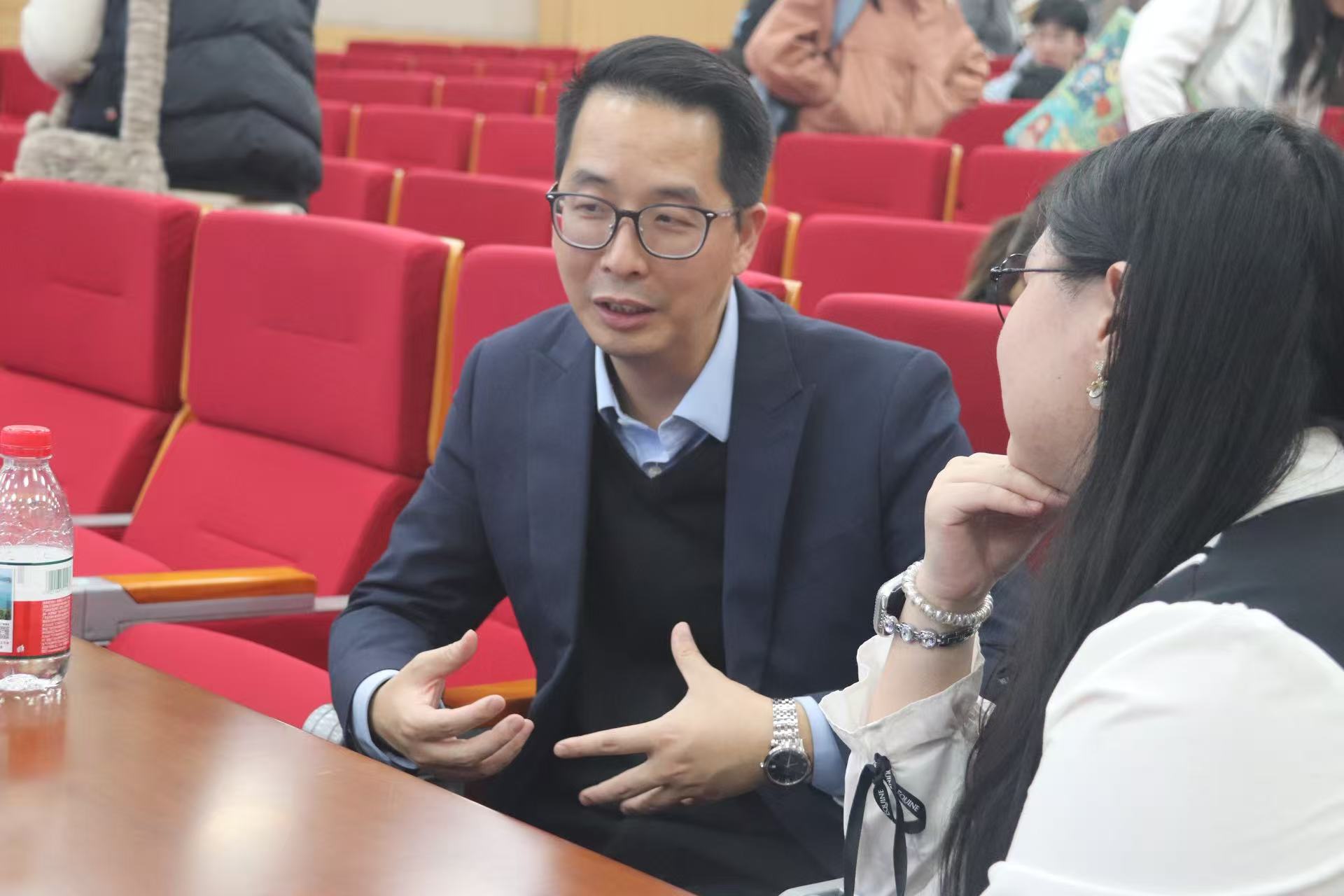 图3 余国平为学生答疑解惑.jpg