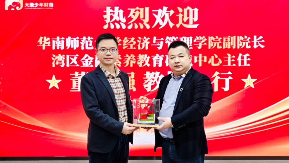 男人和女人站在标志前 AI 生成的内容可能不正确。