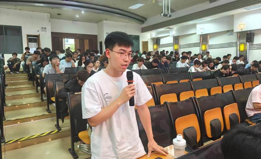 人们在看台上的人在房间里 AI 生成的内容可能不正确。