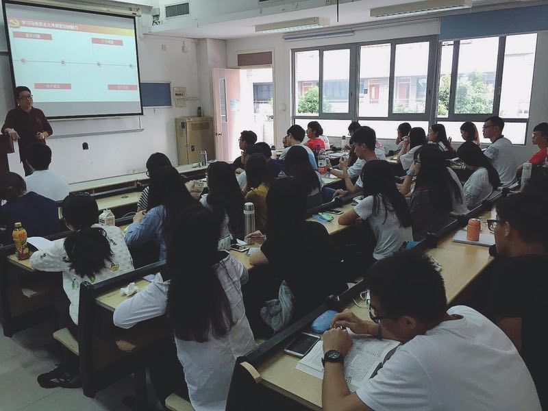认真听讲的同学们.jpg