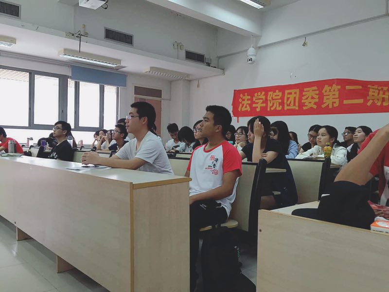 认真思考的同学们.jpg