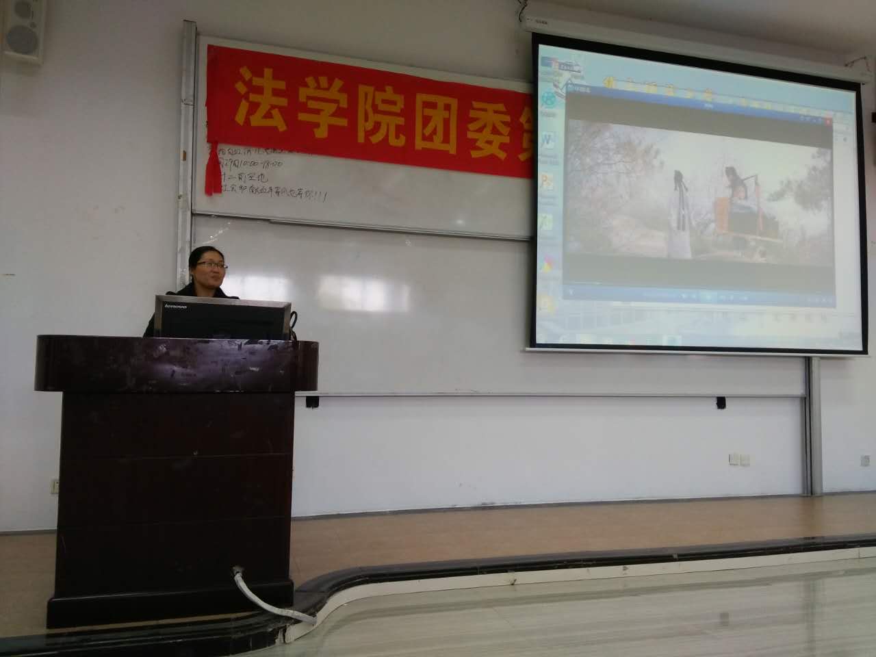 张老师放映电影《梁祝》.jpg