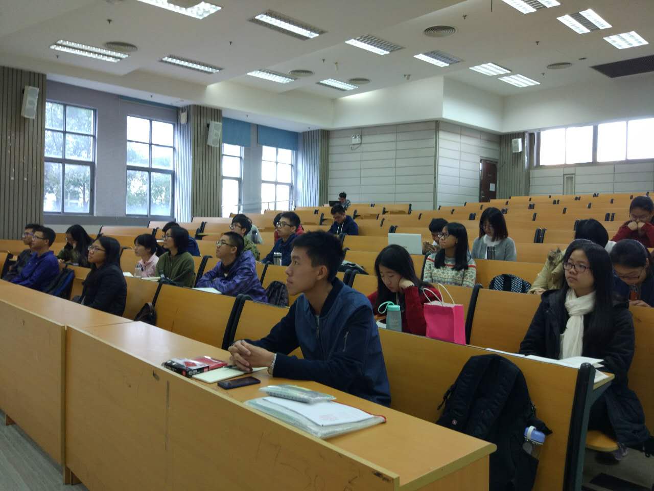 认真听讲的同学们.jpg