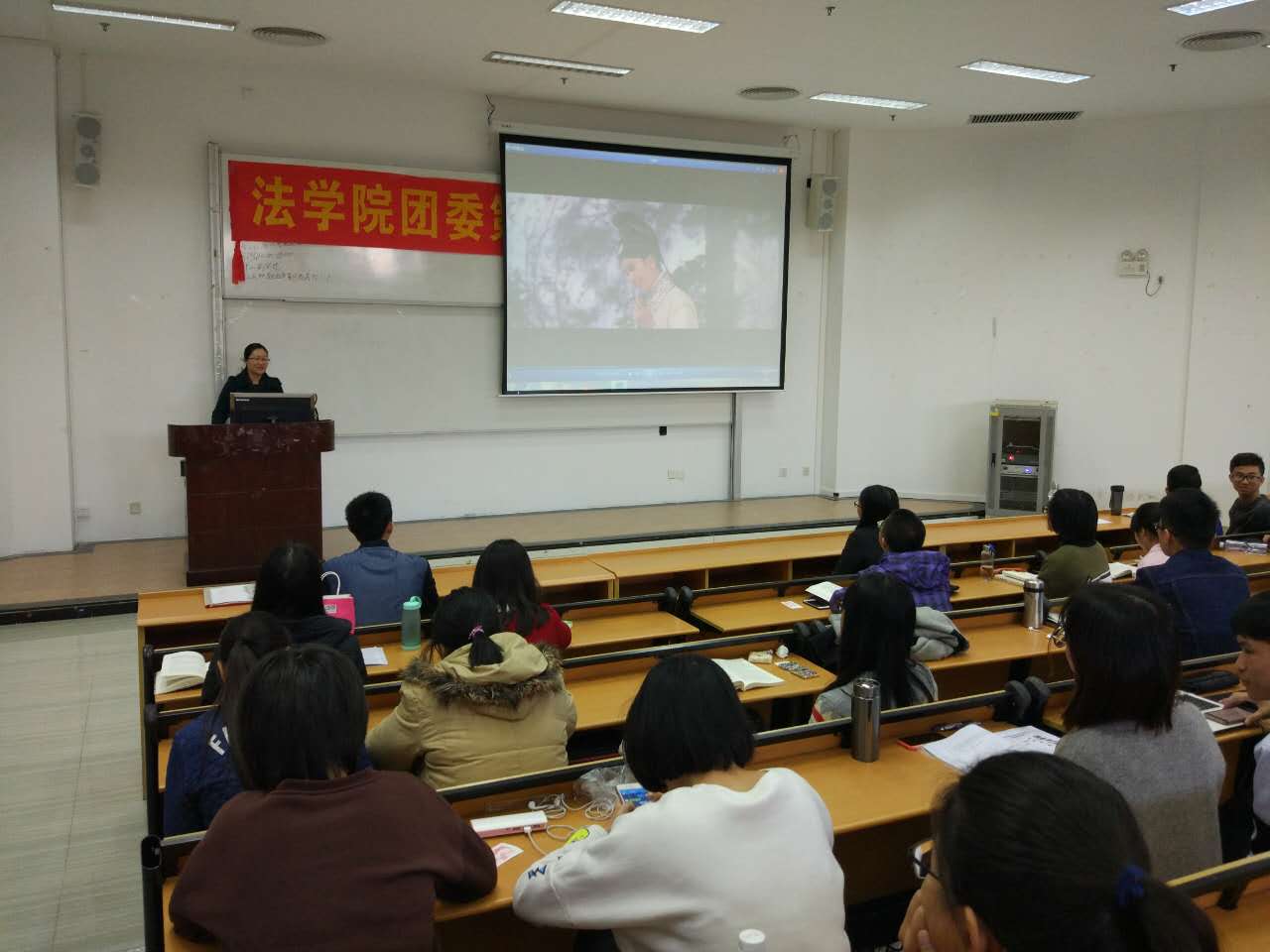授课中的张老师.jpg
