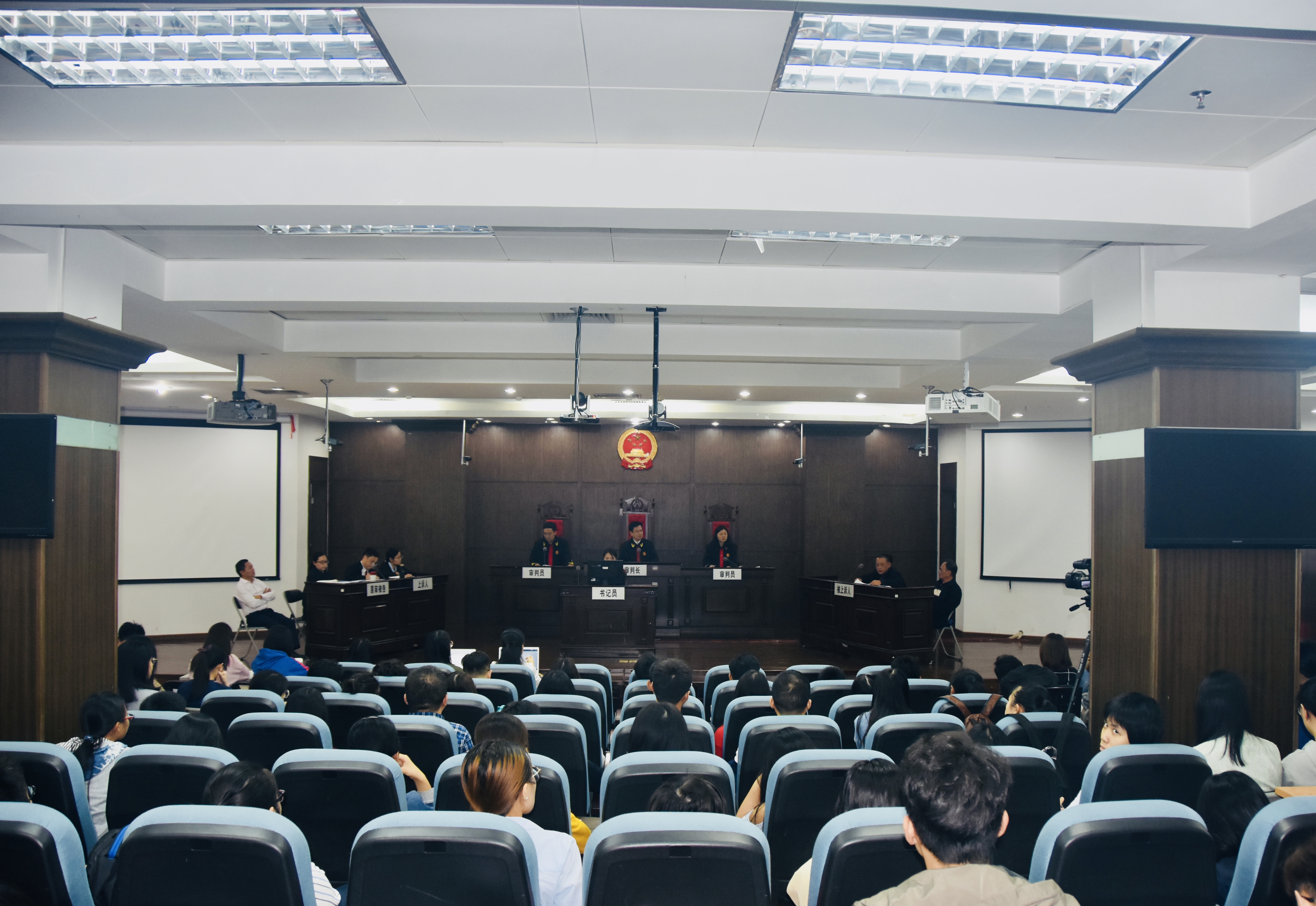 广东省高级人民法院行政案件在法学院临时法庭公开审理.jpg