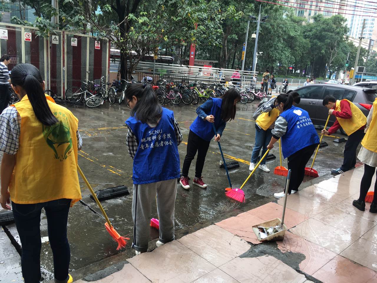 图3：志愿者在清洁街道.jpg