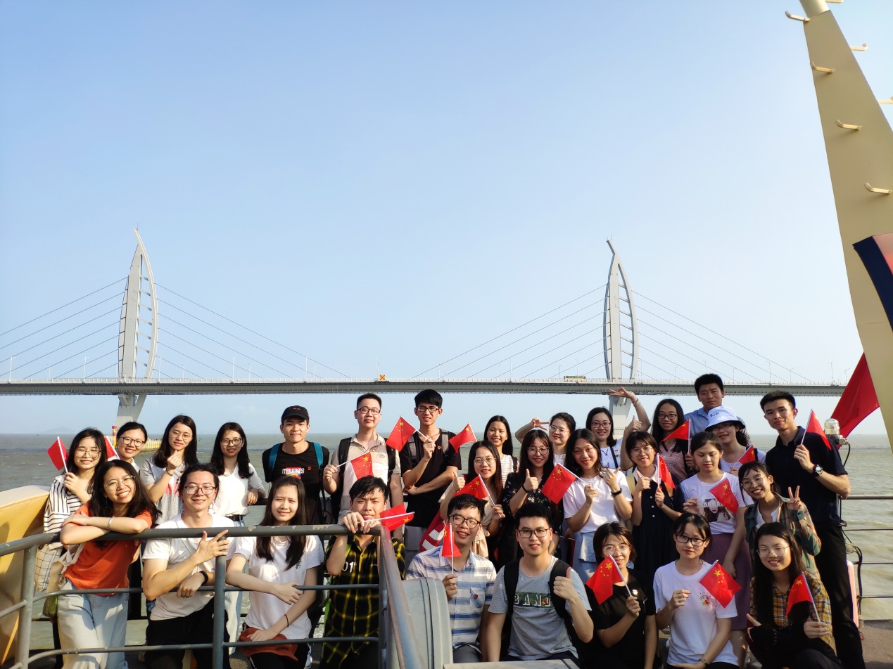 同学们在港珠澳大桥下合影.jpg