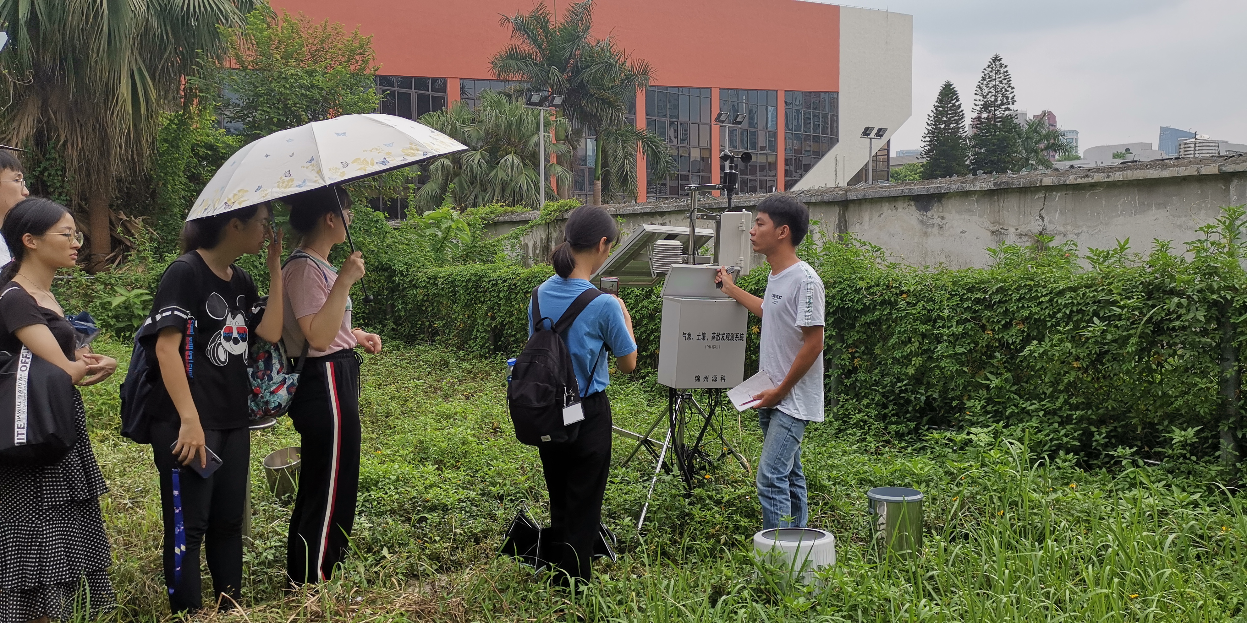 图11 气象站站长向学员介绍气象、土壤、蒸发观测系统.jpg