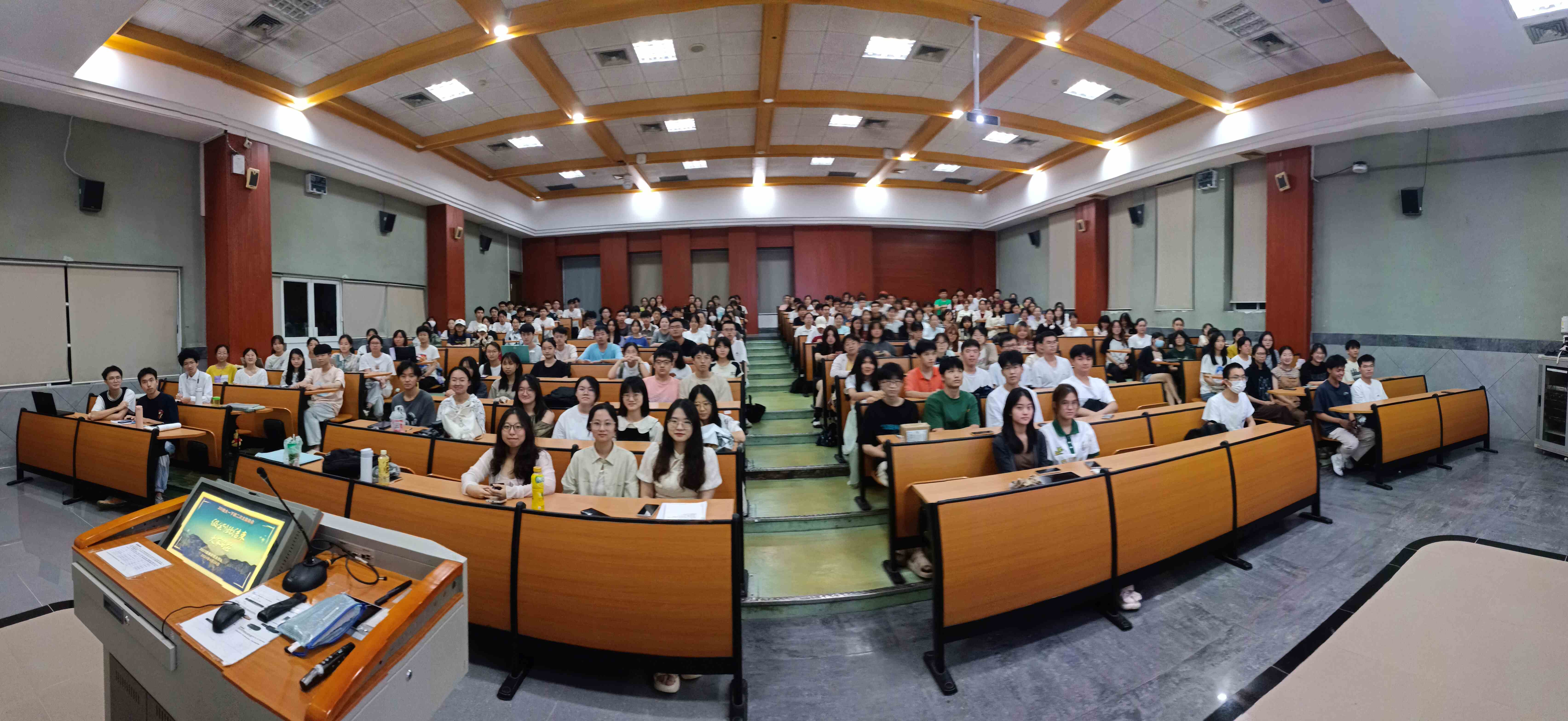 地理科学学院2023级本科生举行野外考察安全教育主题级会.jpg