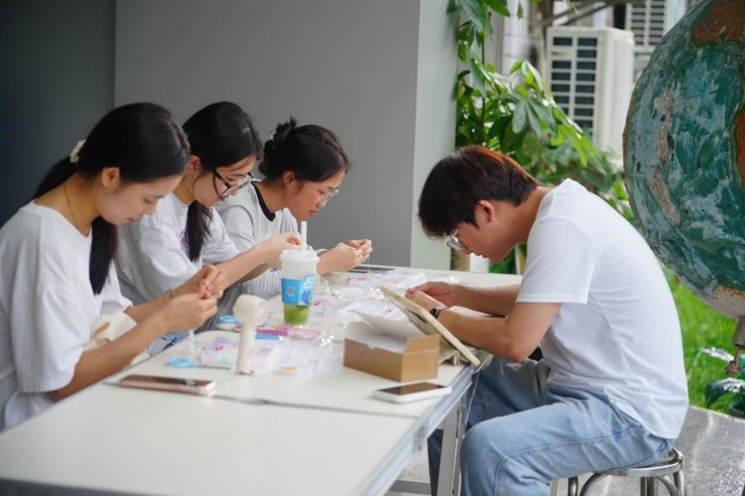 同学们进行“心心相印”手链DIY活动.jpg