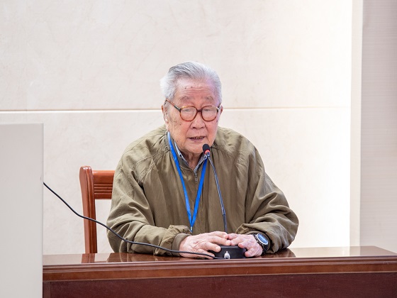 2.101岁高龄的中国MPA之父、中山大学政治与公共事务管理学院名誉院长夏书章教授致辞.jpg