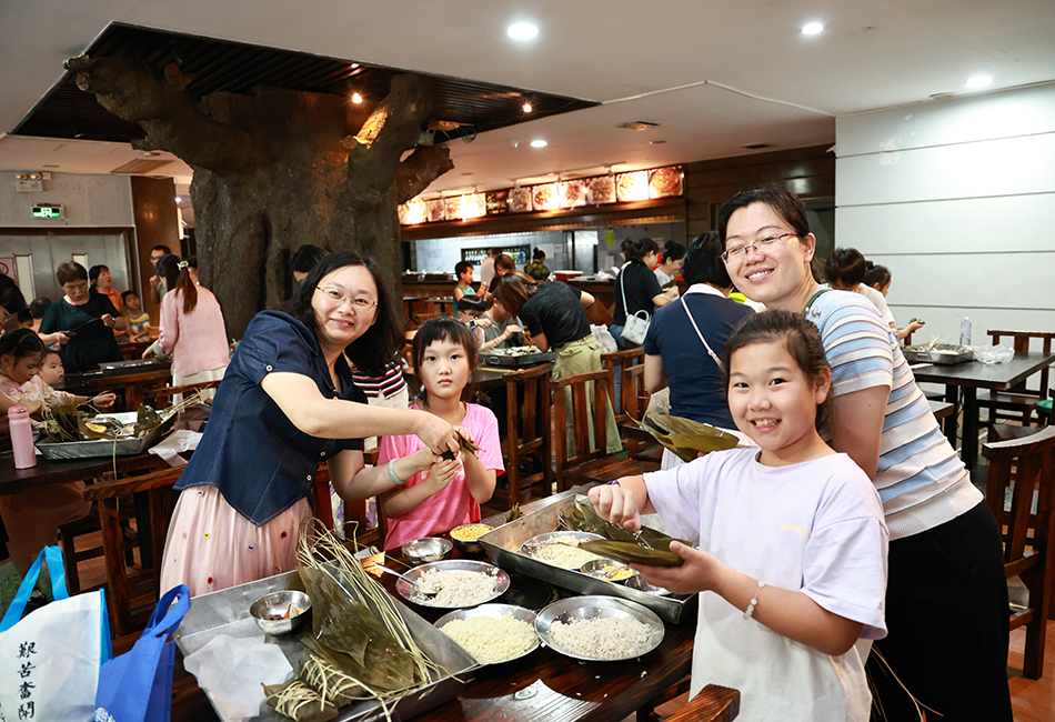 1751249054391052.jpg 迎端午庆六一包粽子活动 (2).jpg