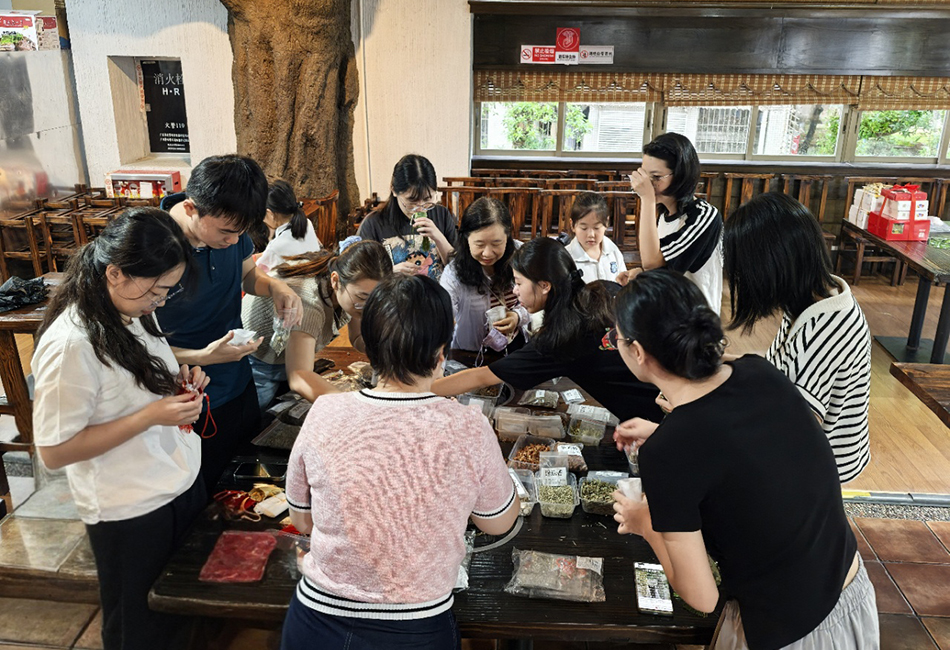 1751249123343353.jpg 马克思主义学院.jpg