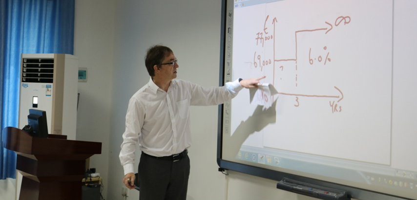 英国阿伯丁大学金融与房地产系主任Norman Hutchison教授在国际商学院授课