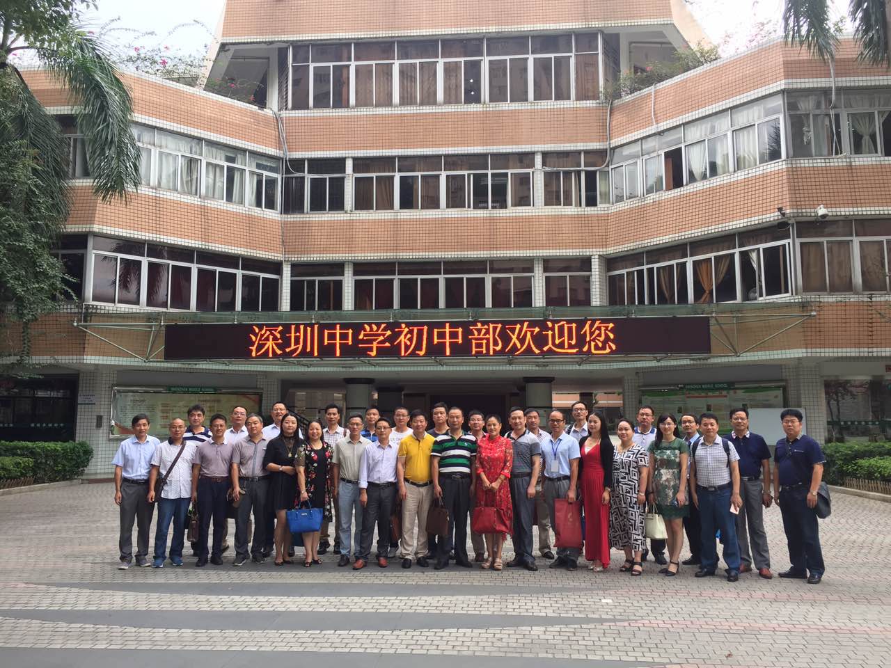 学员们两周之内总共去了深圳中学,深圳市第二实验中学,深圳市松泉中学