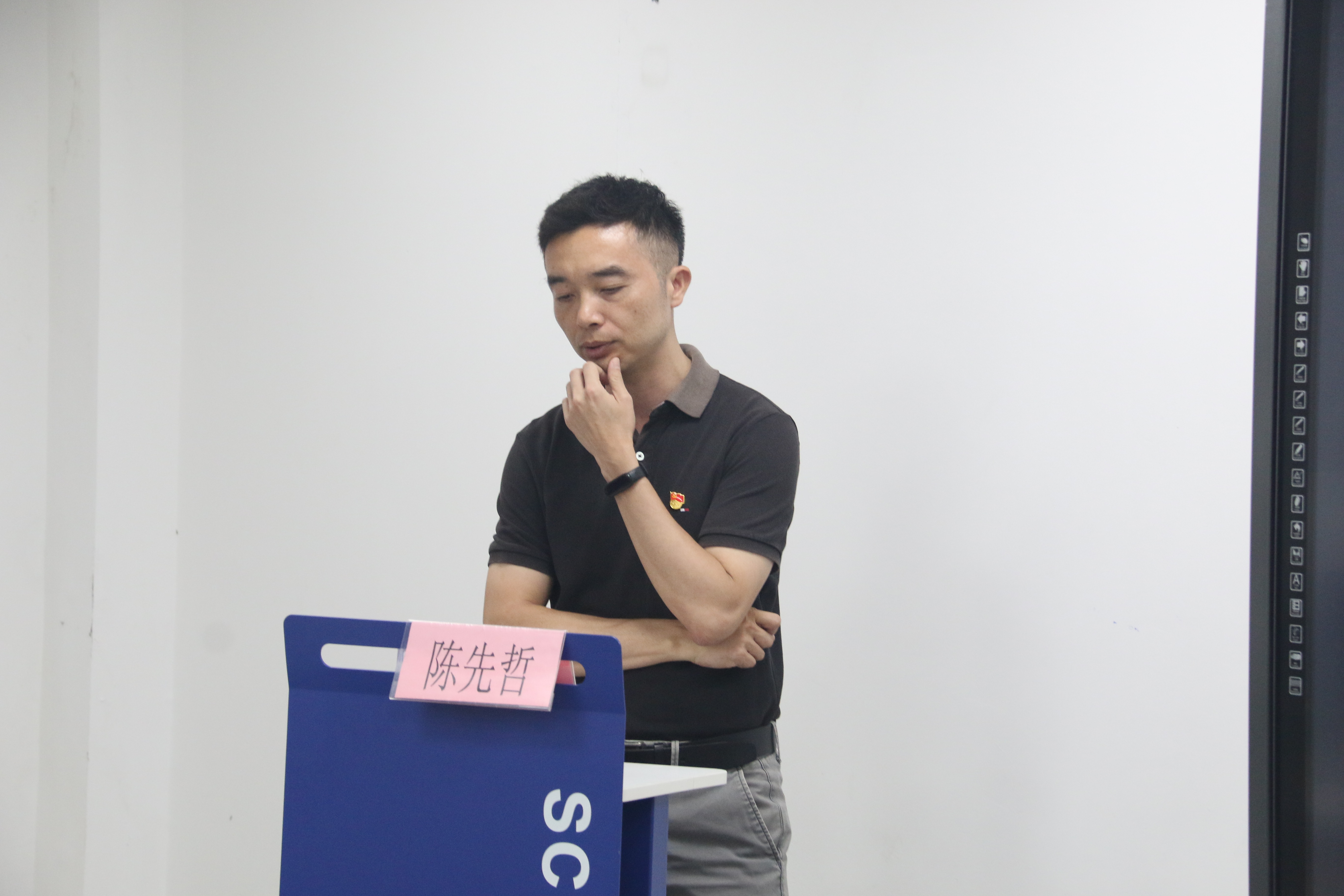 “教海拾贝•研途成长”硕士生第三党支部开展专题党课