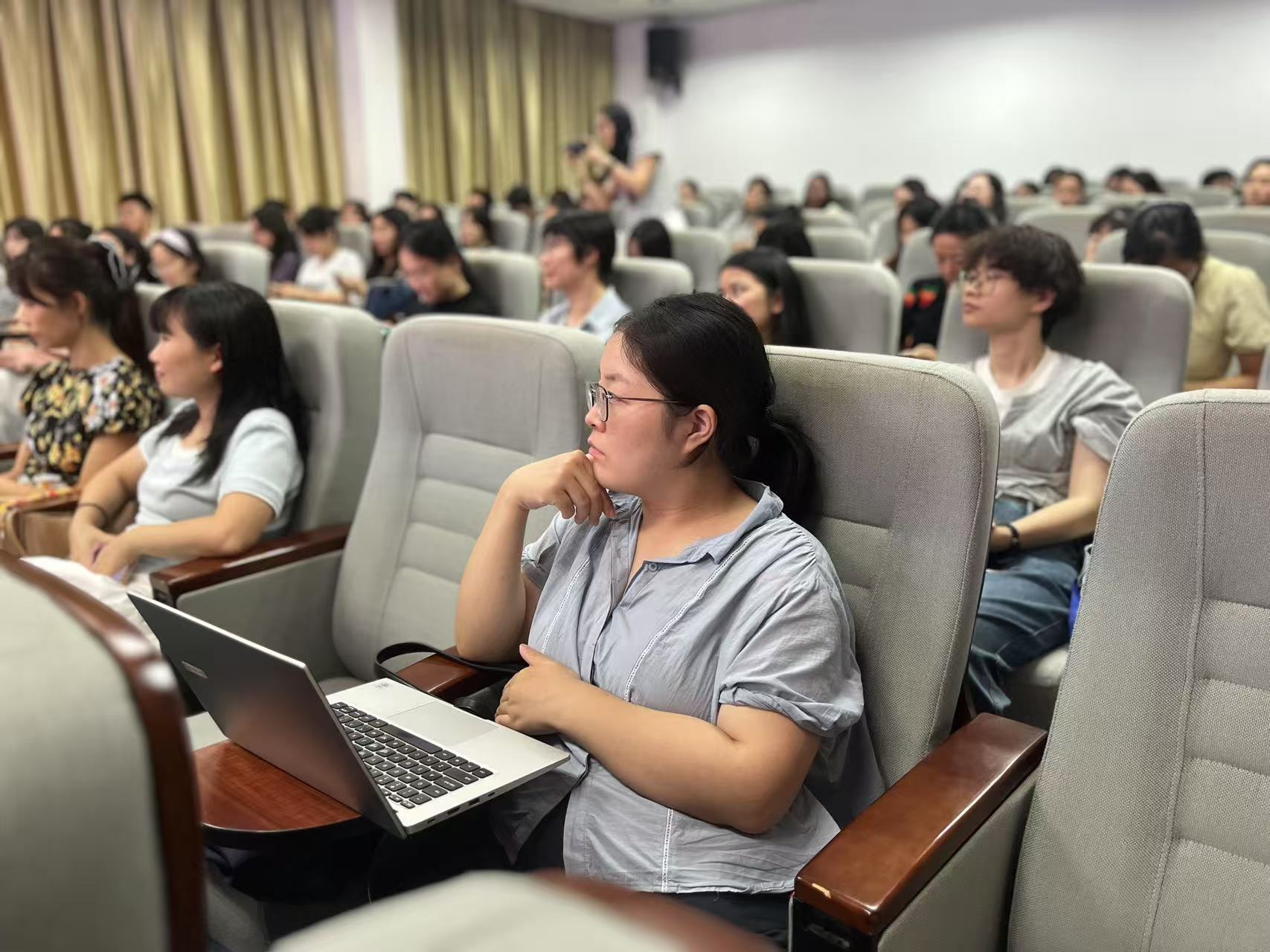 4听课学生.jpg