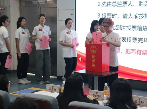 委员代表排队有秩序投出选票