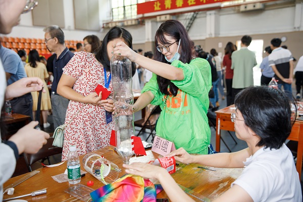 2.小学科学教师动手制作“水火箭”.jpg