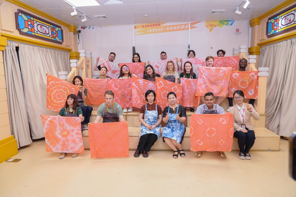 图片7学员体验扎染.jpg