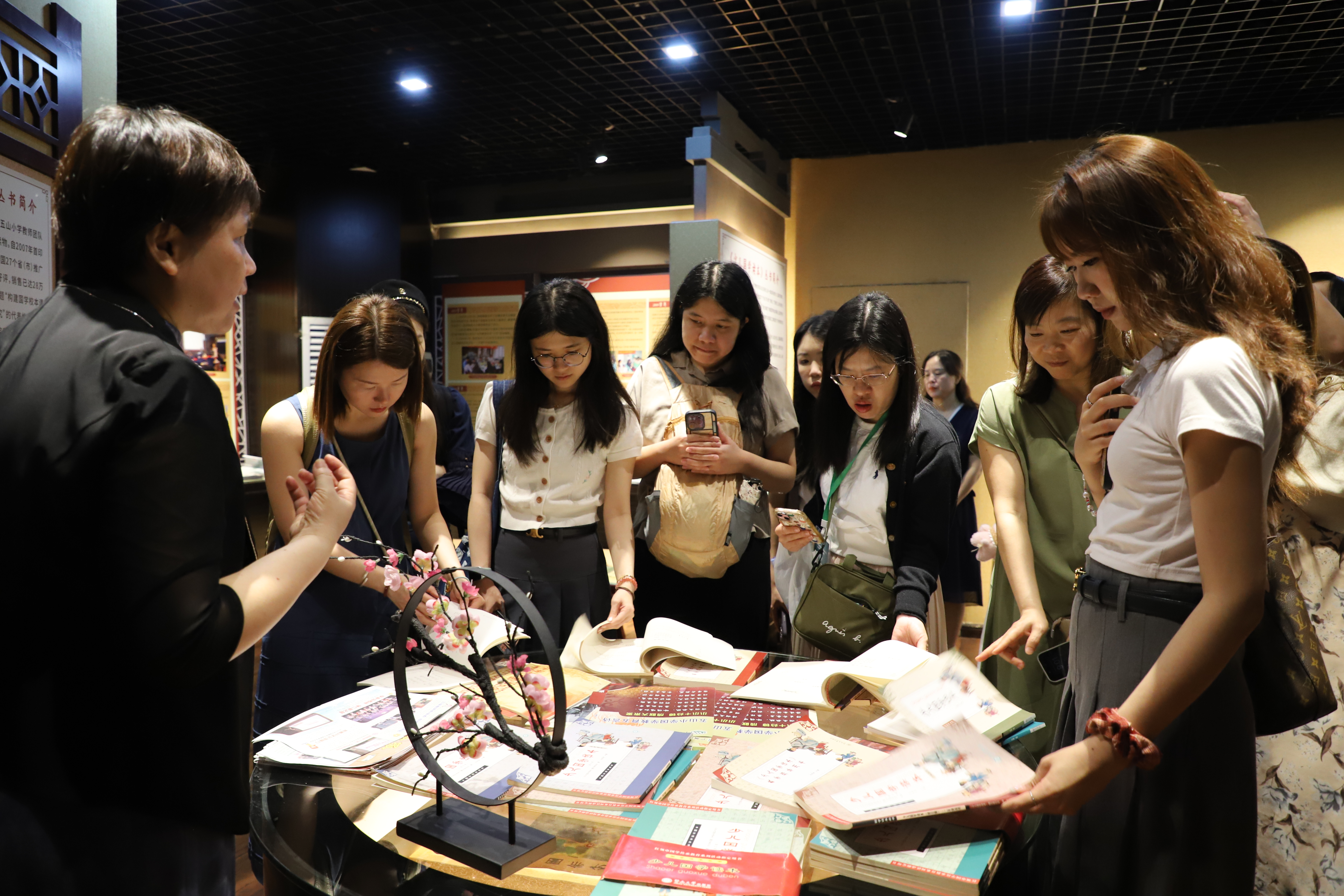 1755662930359283.jpg 粤港语言教师培训宣传照片.jpg