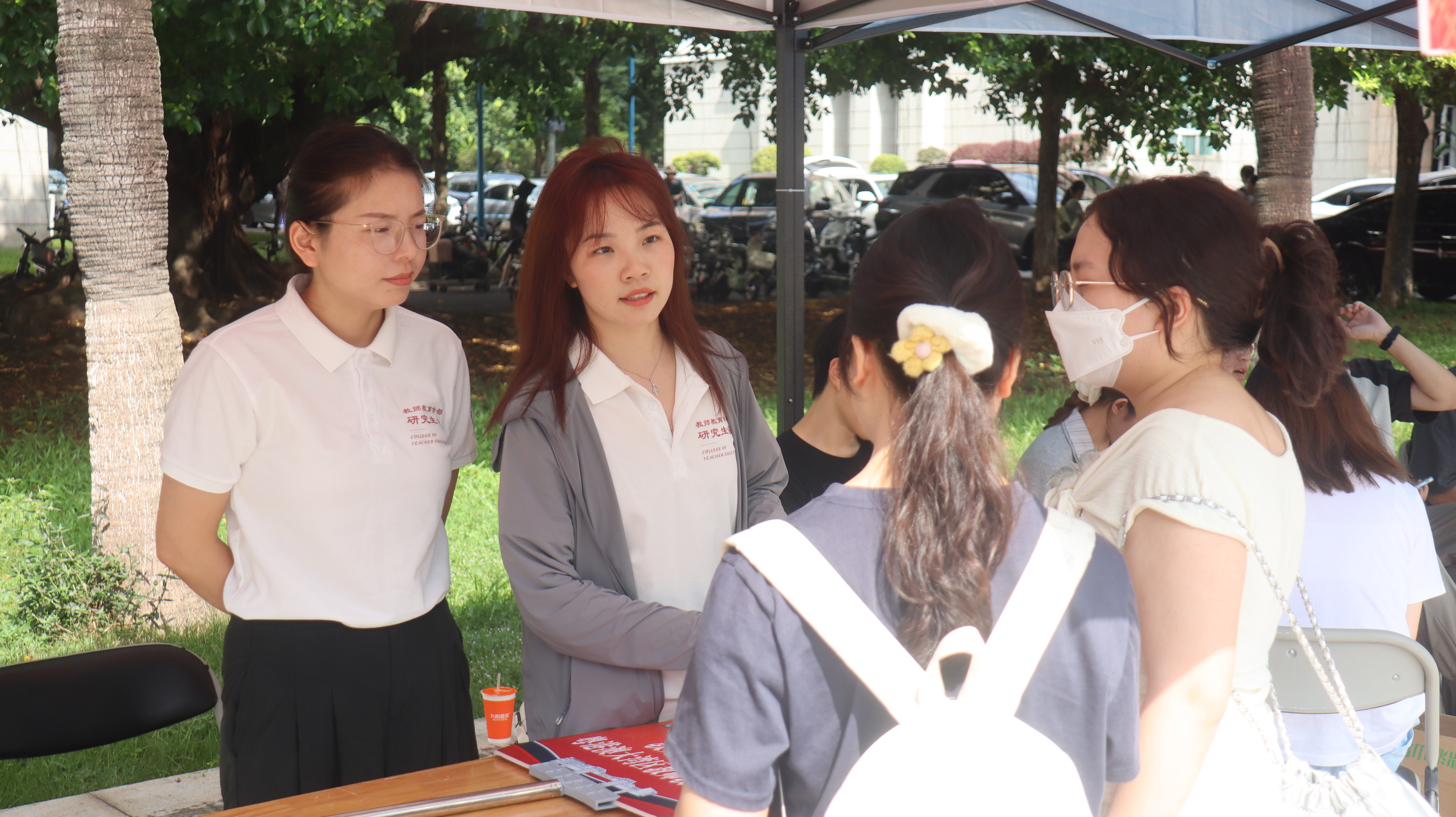 2 报到点新生与志愿者风采 (3).JPG