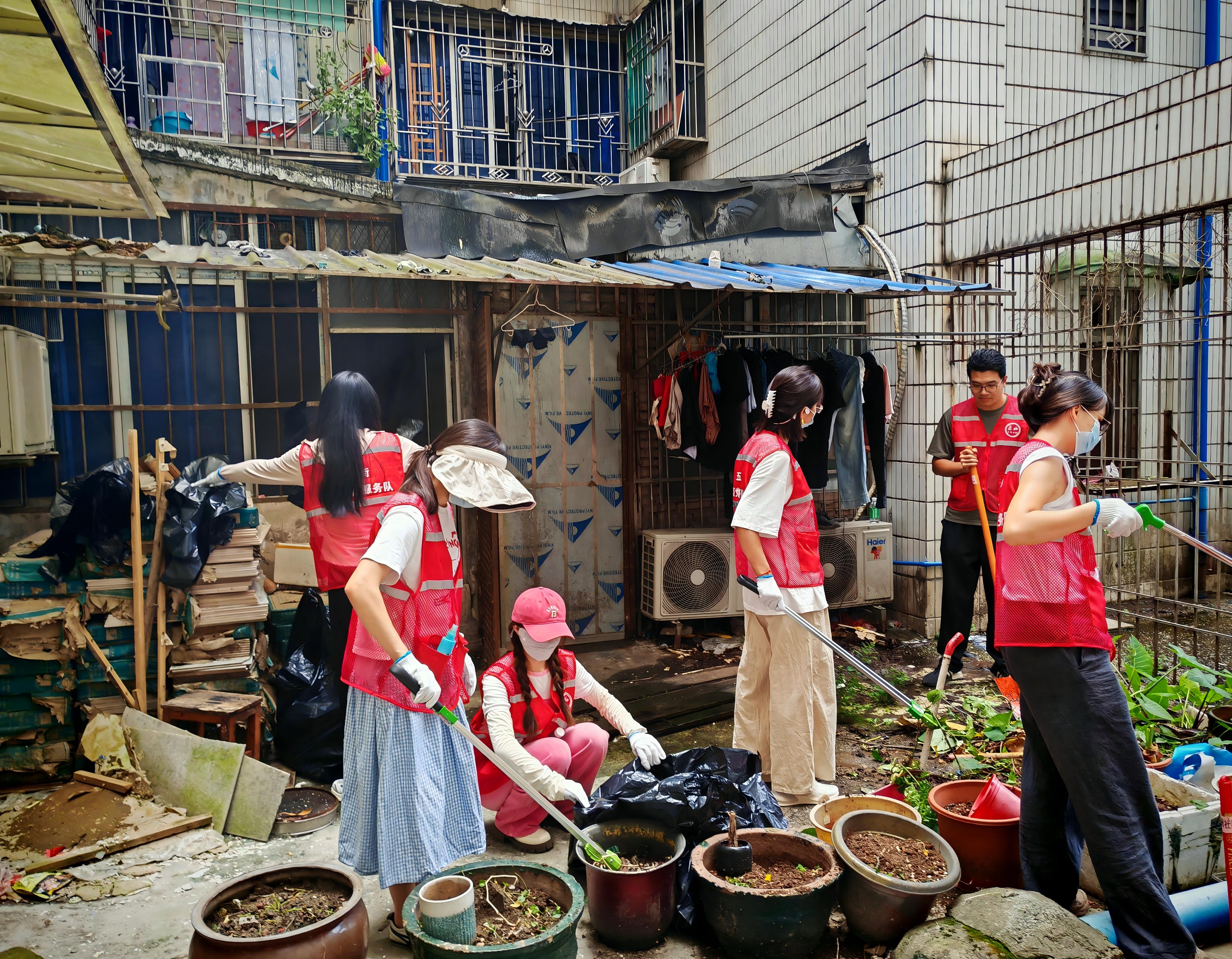 图片7 发展对象与社工一起清理卫生死角.jpg