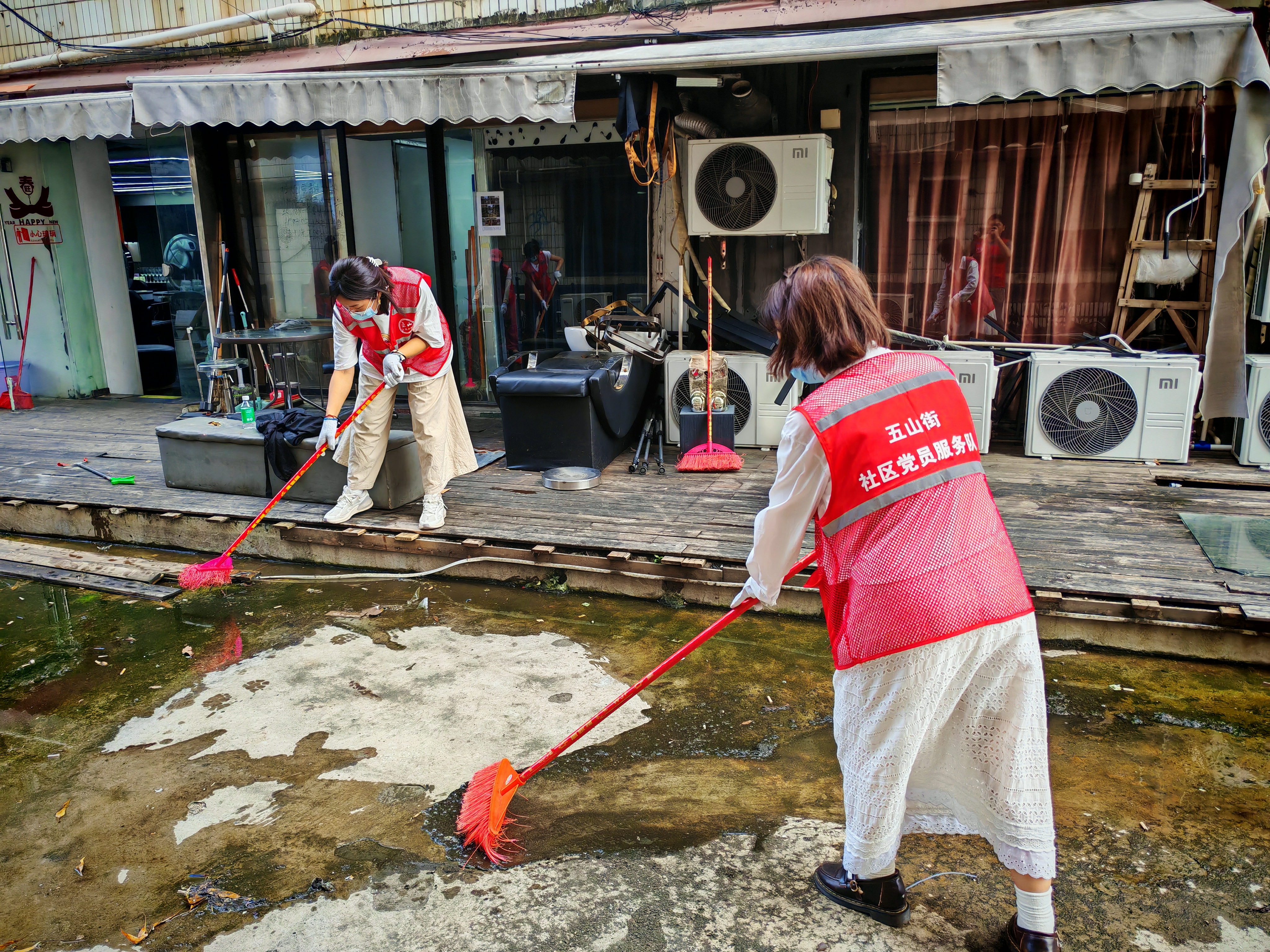 图片8 发展对象清理地面积水.jpg