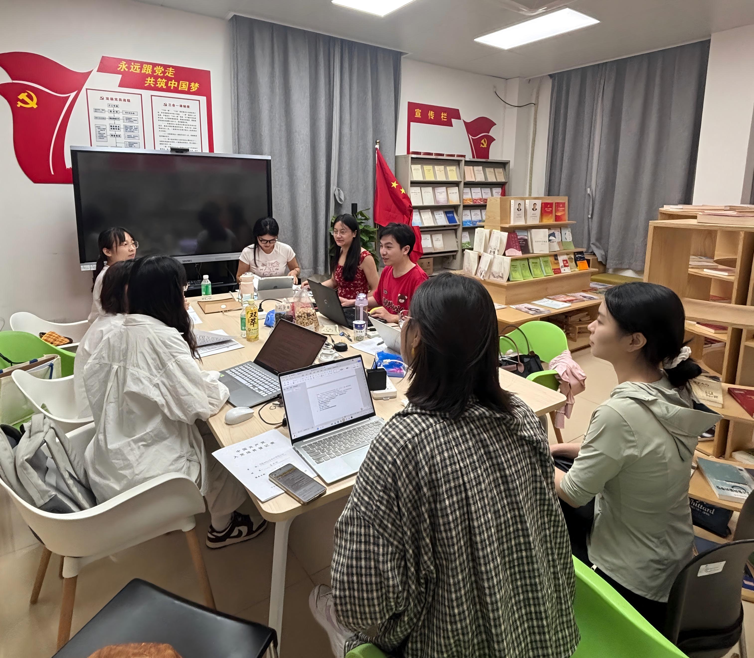 图片9 开展分组讨论.jpg