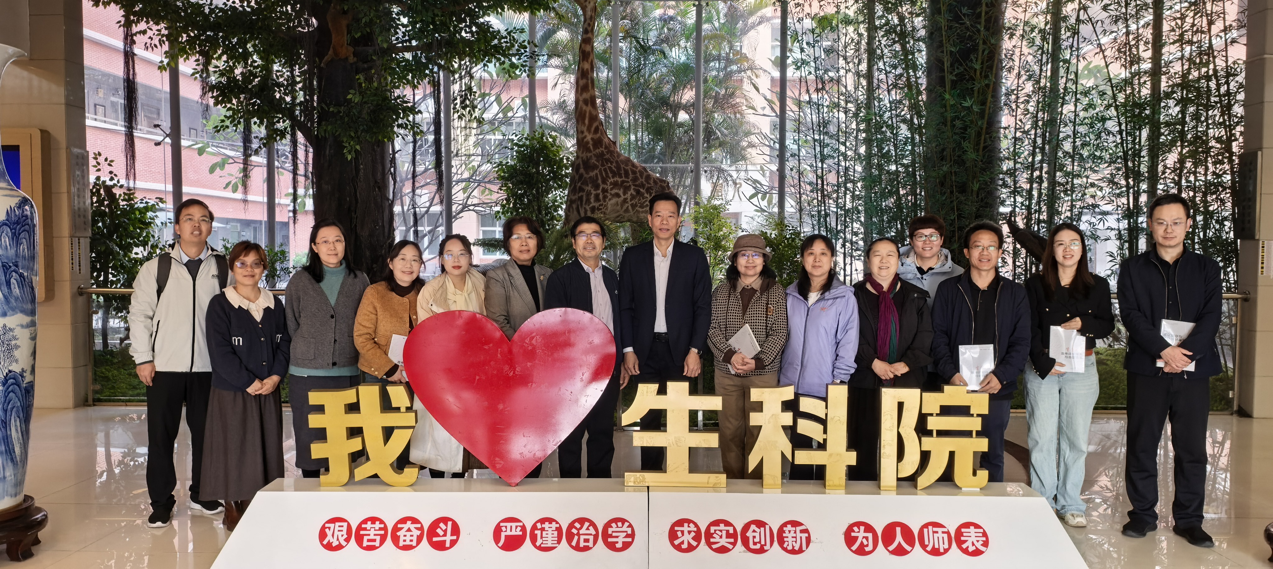 图15 全体参会人员合照.jpg