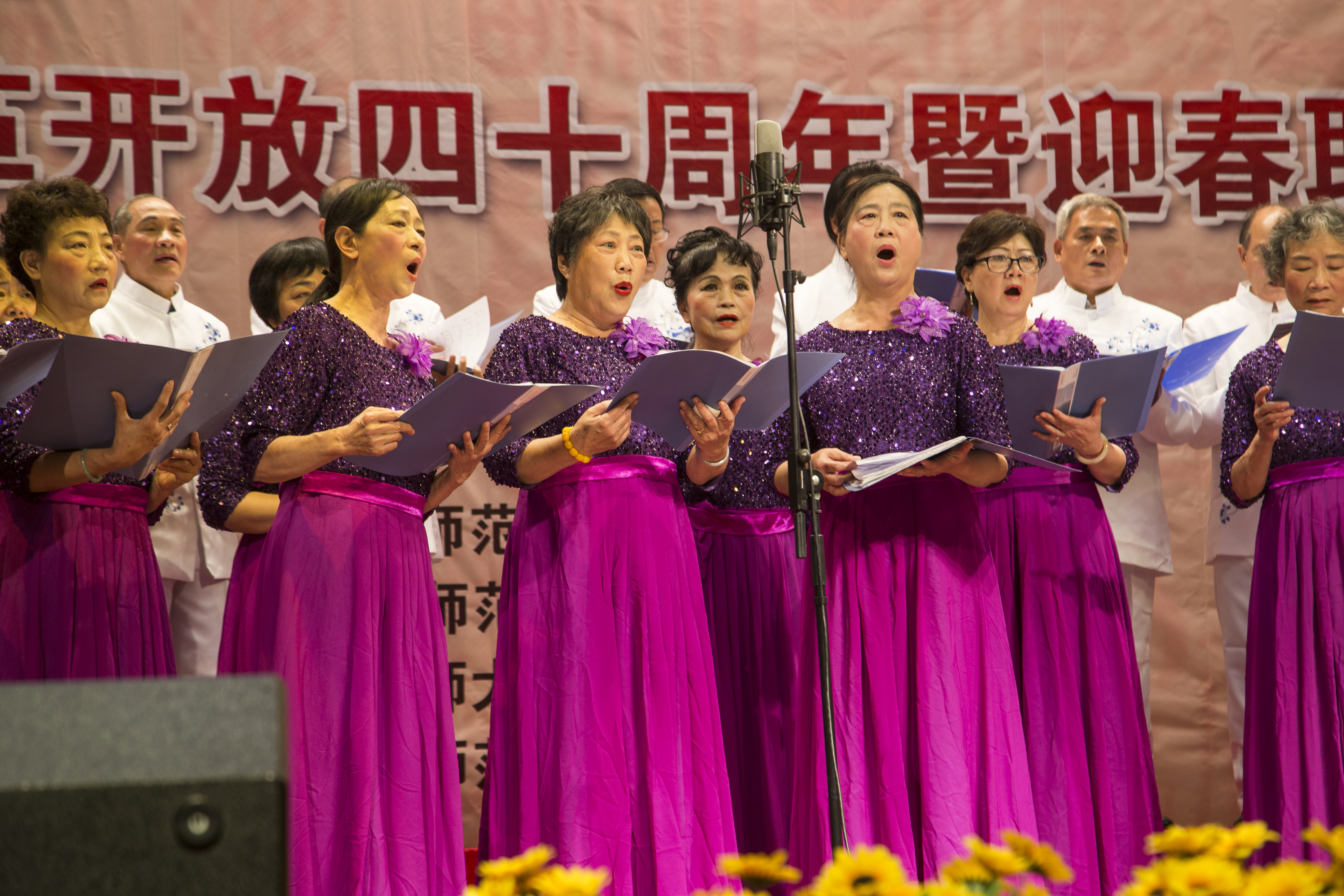 八零后的陈伯涛老师是合唱团的主唱，中气十气（前排左三）5.jpg