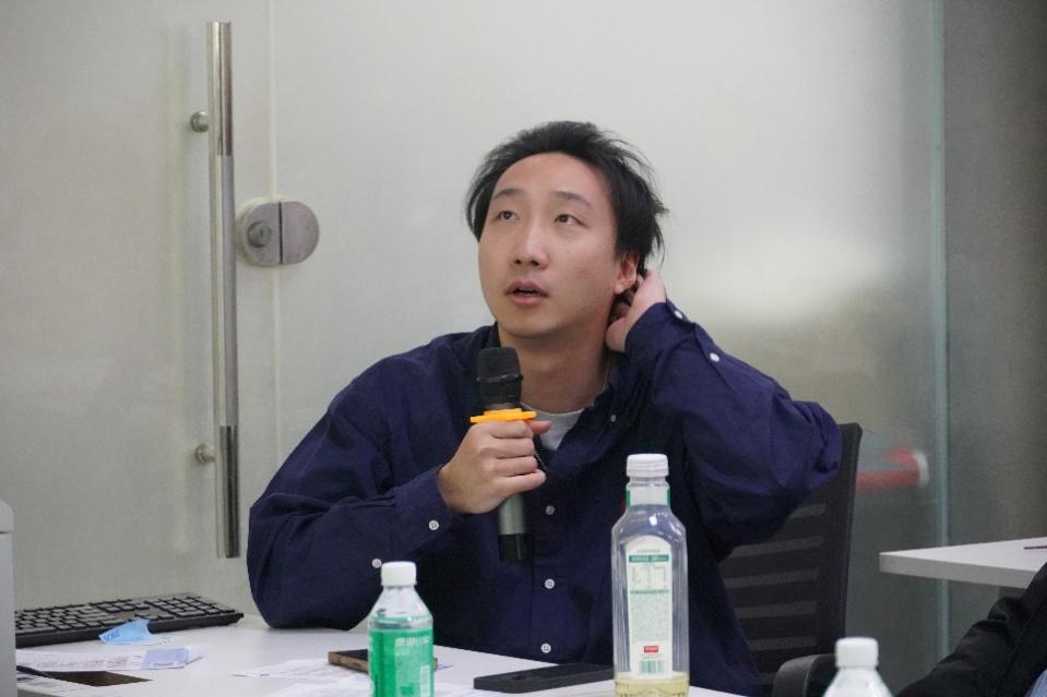 人在喝饮料 AI 生成的内容可能不正确。