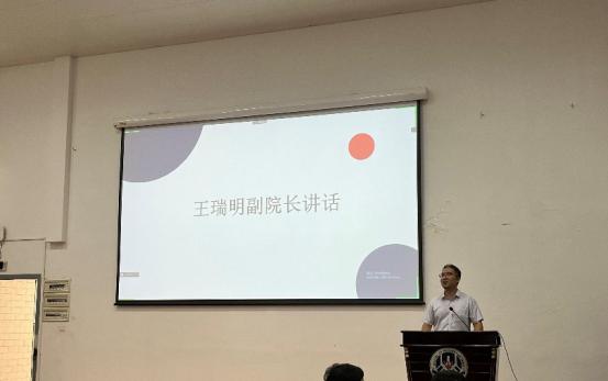 澳门新莆京游戏召开2022年研究生教育实习动员大会