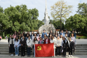 心理学院学生党建与新闻中心赴烈士陵园开展党史学习教育活动