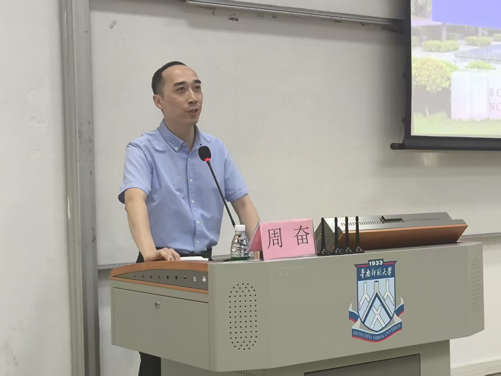 化学学院开展2025级本科新生入学教育专题讲座