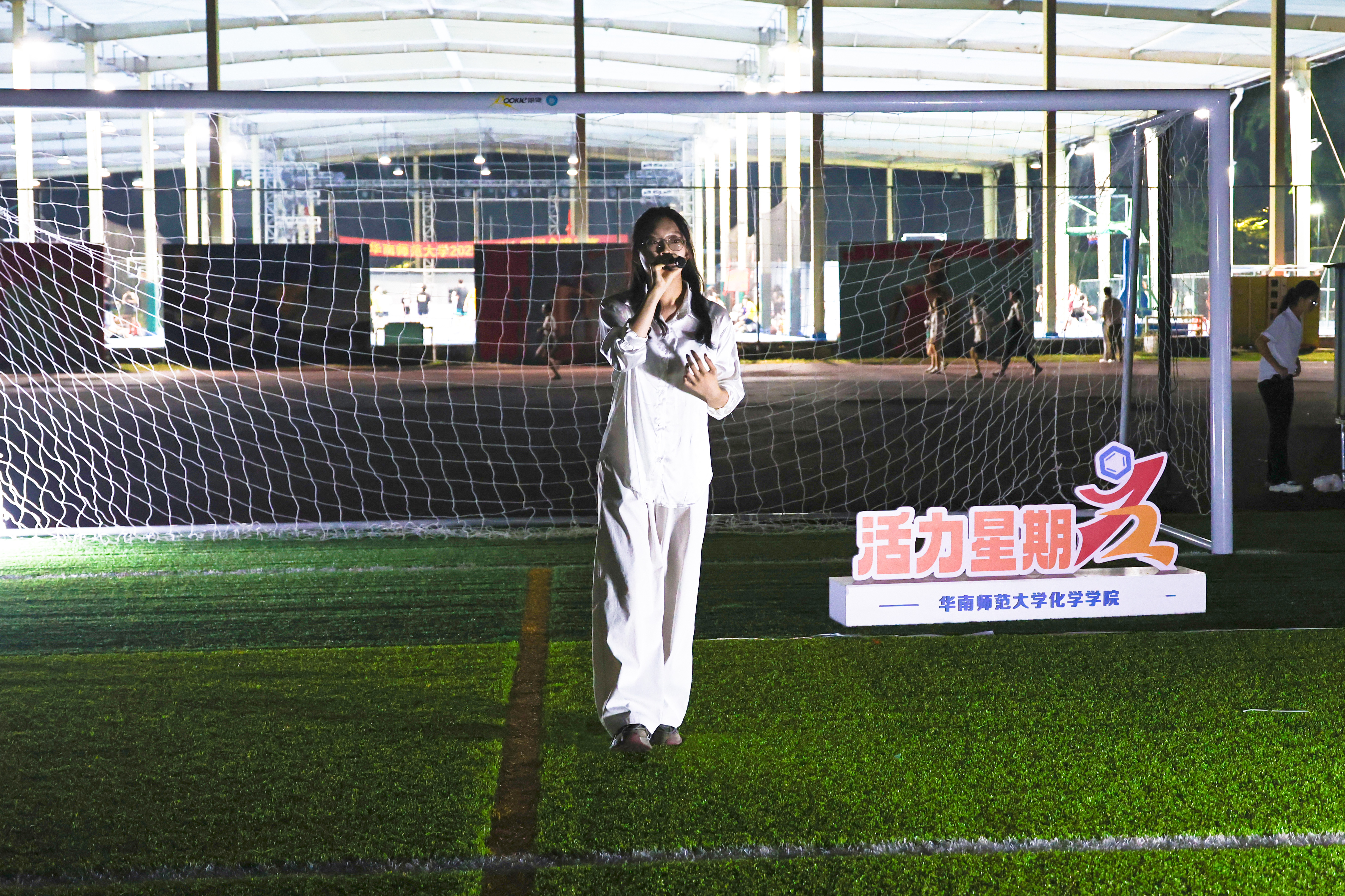 化学学院举办“活力星期五之想唱就唱”文化活动