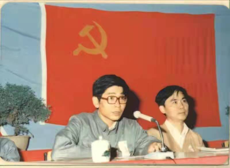 2. 陈优生（图左一）在惠阳师专第二次党代会上讲话.jpg